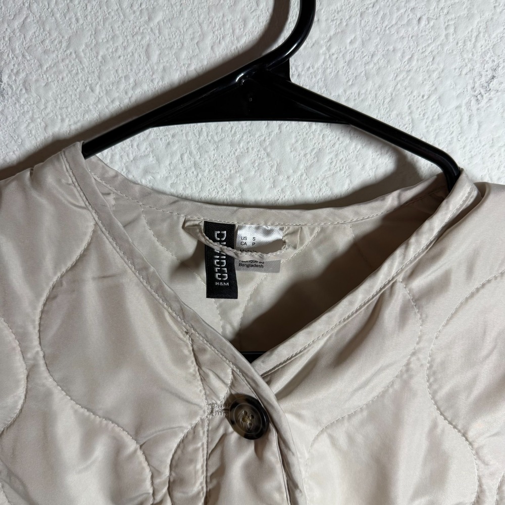 H&M By Divided Quilted Jacket Womens Small Beige V Neck Button Front Insulated - Picture 8 of 10